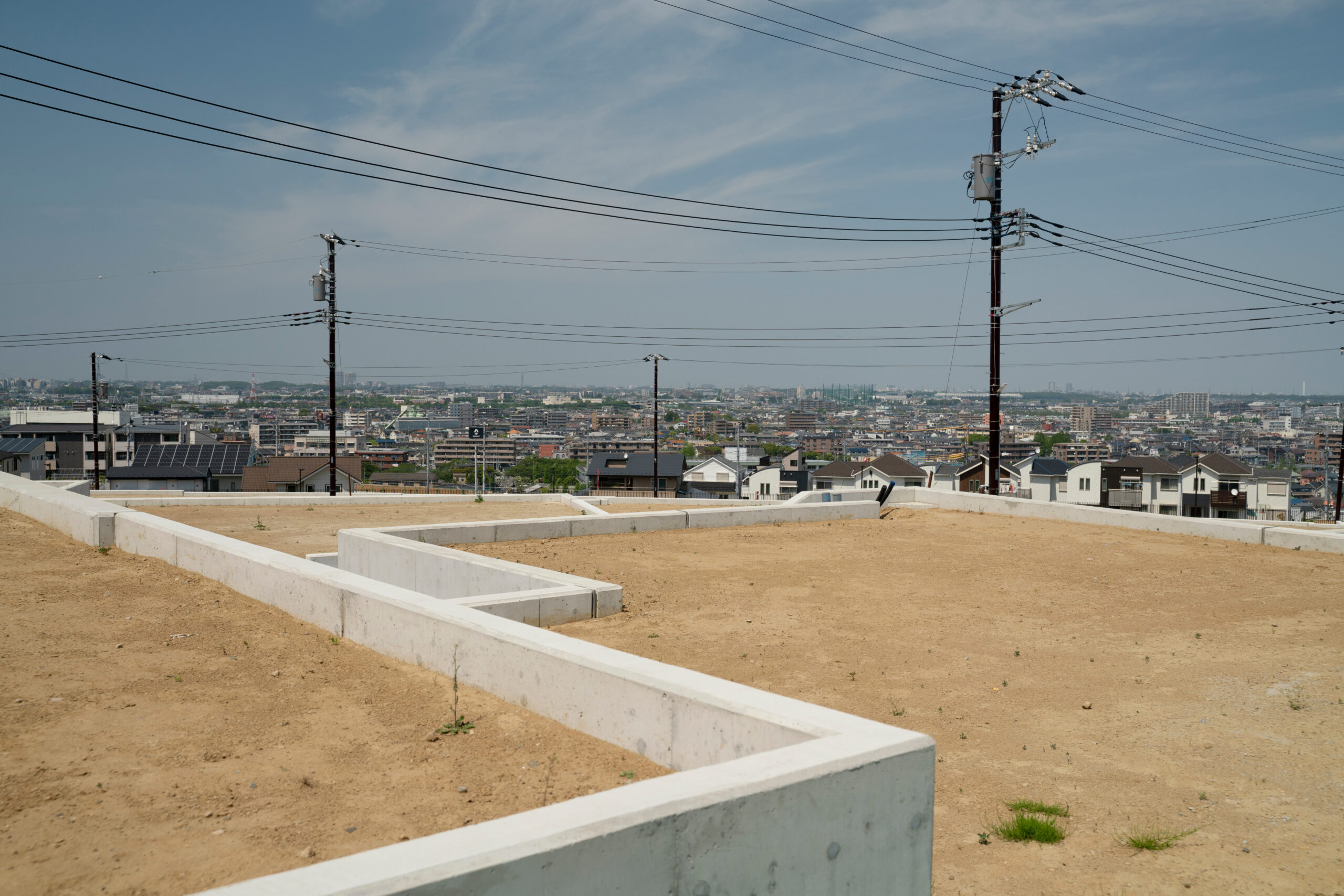 宅地造成工事現場、区画整理された造成地と街並み