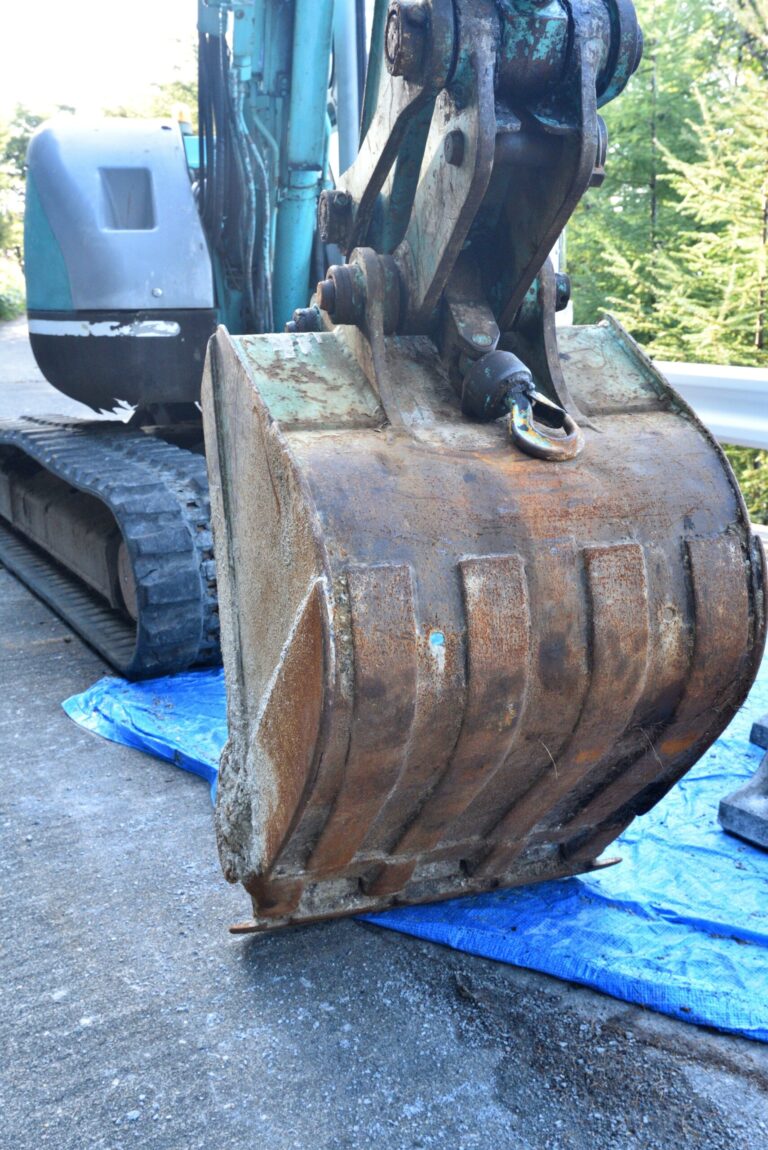 現場に保管された重機バケットとコンクリートブロック