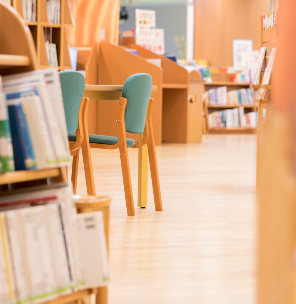 学習コーナーの椅子と書架