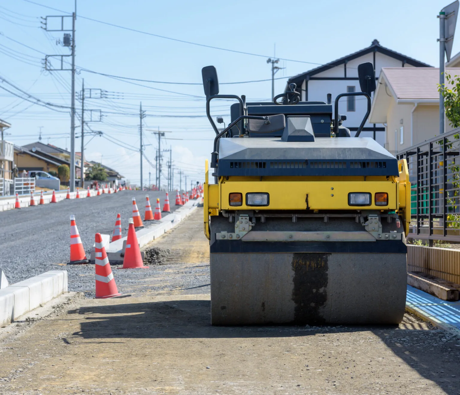 国道20号線道路改良工事・転圧ローラーによる舗装仕上げ